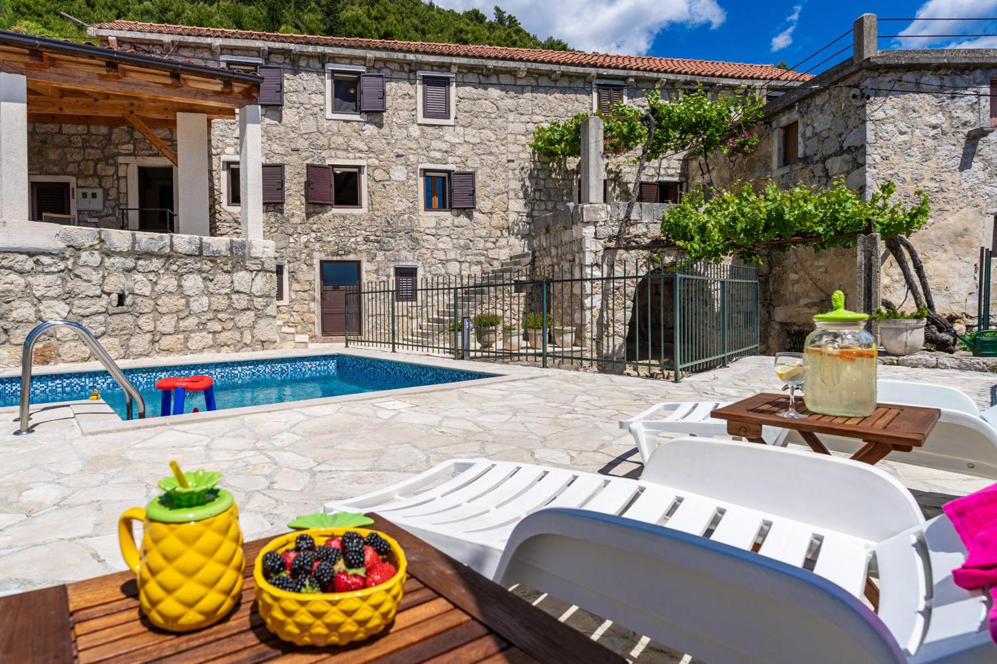 Private Pool Villa - Meditteranean Peace สลาโน ภายนอก รูปภาพ