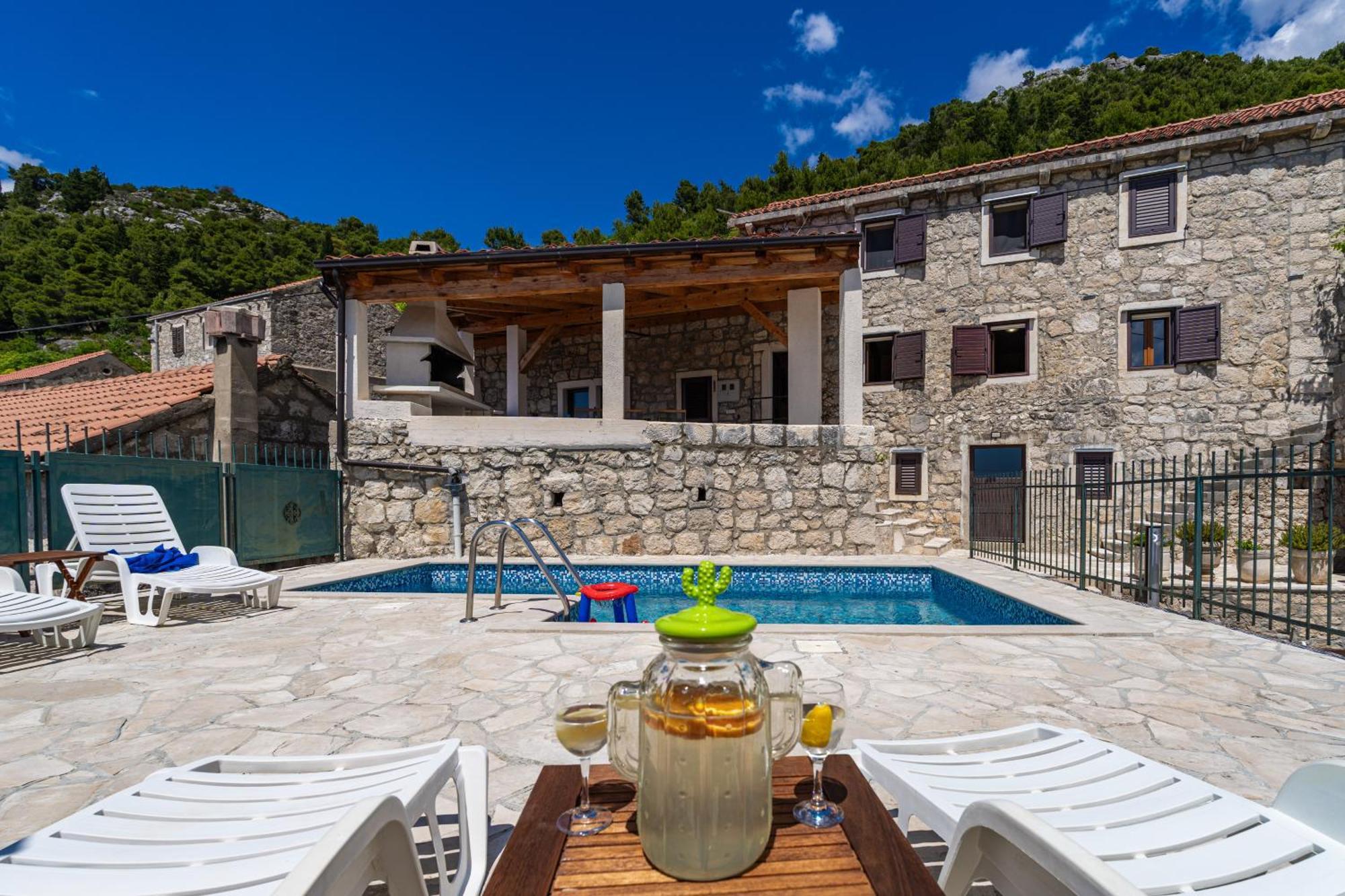 Private Pool Villa - Meditteranean Peace สลาโน ภายนอก รูปภาพ